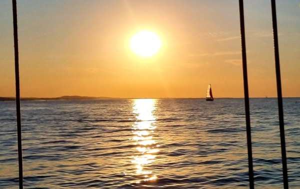aperitivo in barca al tramonto