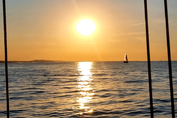 aperitivo in barca al tramonto