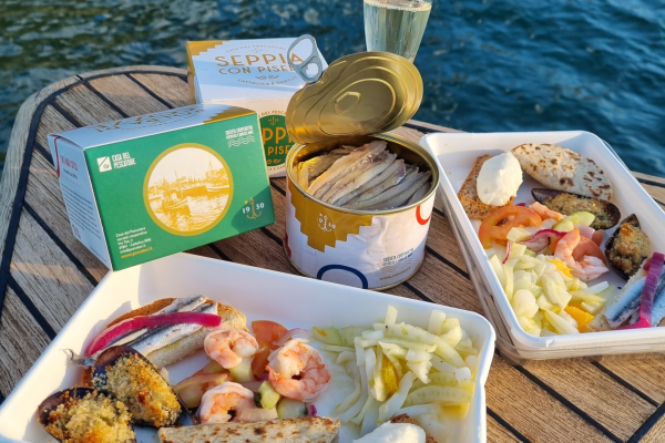 Aperitivo di pesce in barca al tramonto in Parco San Bartolo